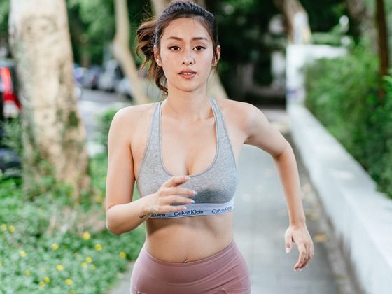 Mujer retomando actividad física tras mamoplastia de aumento — vida activa con resultados naturales