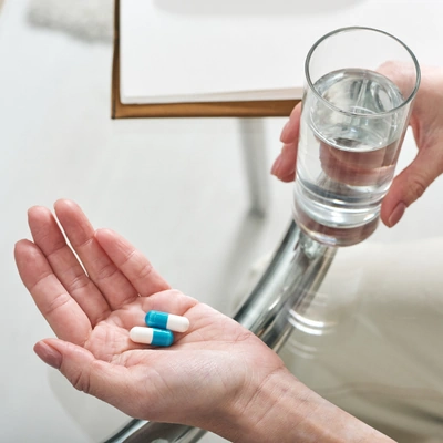 Cuidados postoperatorios inmediatos tras lifting facial — hinchazón y moretones