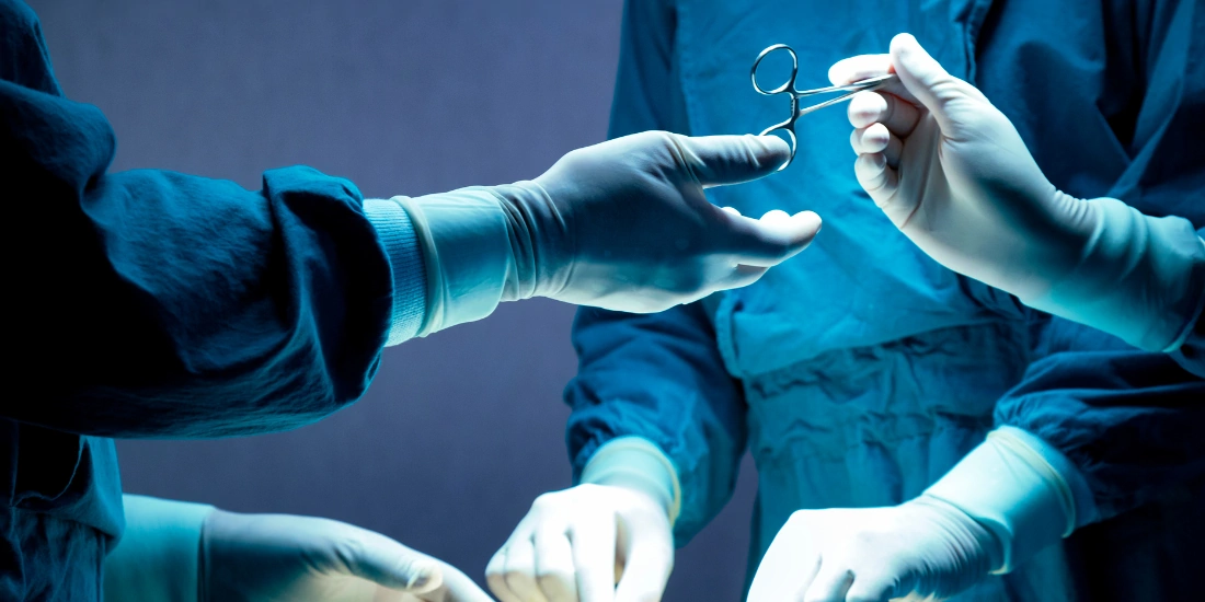 Cirugía de lifting facial en quirófano — equipo médico especializado