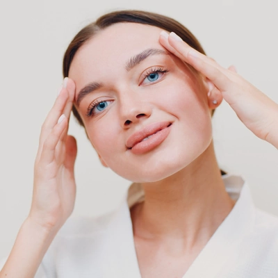 Mujer con rostro descansado y natural tras minilifting facial — rejuvenecimiento sutil