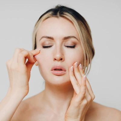 Zonas del minilifting de cara — 2/3 superiores: cejas, párpados y mejillas
