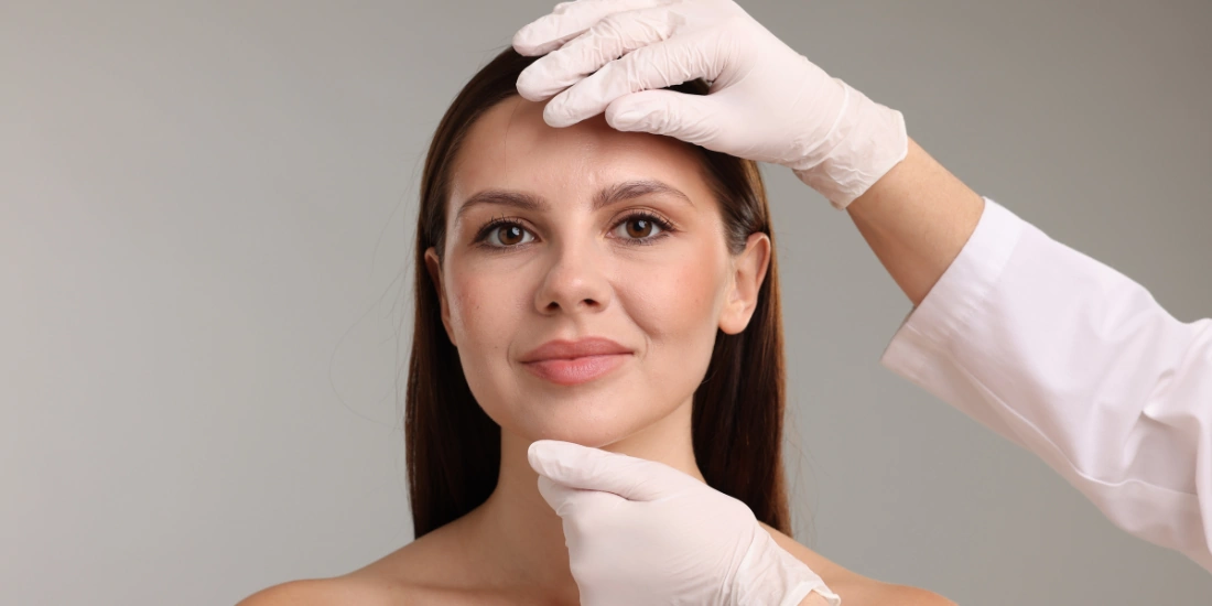 Consulta de valoración para minilifting de cara — evaluación facial personalizada
